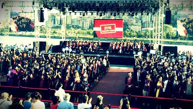 İstanbul Bilgi Üniversitesi mezuniyet töreninde öğrenciler Rektör Mehmet Durman'ı konuşması sırasında sırtlarını dönerek protesto etti.