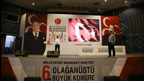 Atatürk, Türkeş ve Bahçeli posterlerinin olması dikkat çekti