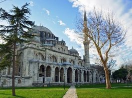 Vezneciler'deki patlamada Kanuni Sultan Süleyman tarafından Mimar Sinan'a yaptırılan 470 yıllık Şehzade Camii de hasar gördü.