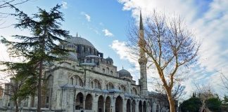 Vezneciler'deki patlamada Kanuni Sultan Süleyman tarafından Mimar Sinan'a yaptırılan 470 yıllık Şehzade Camii de hasar gördü.