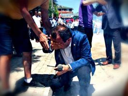 Bolu'da Onuncu Yıl Marşı protestosu sırasında CHP Milletvekili Tanju Özcan'ın yüzüne Bolu Valisi Aydın Baruş'un emrindeki kolluk kuvveti tarafından biber gazı sıkıldı.