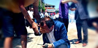 Bolu'da Onuncu Yıl Marşı protestosu sırasında CHP Milletvekili Tanju Özcan'ın yüzüne Bolu Valisi Aydın Baruş'un emrindeki kolluk kuvveti tarafından biber gazı sıkıldı.