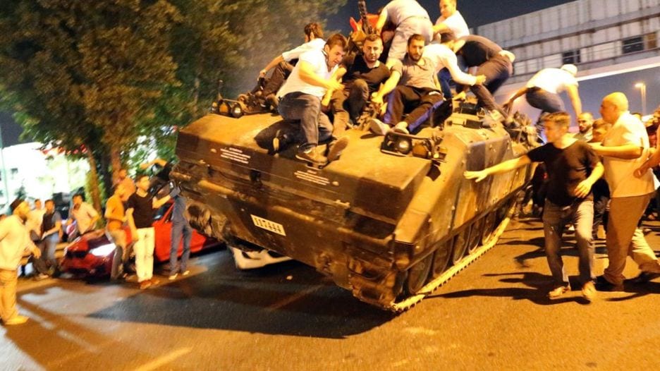 Cumhurbaşkanı darbeyi eniştesinden öğreniyor. Her mitinge kapatılan Taksim halka açılıyor. Bir danışman silahlanın diyor. 15 Temmuz...