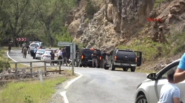 Artvin'e gitmek üzere yola çıkan CHP lideri Kemal Kılıçdaroğlu'nun konvoyuna iki ayrı noktada ateş açıldı. Çıkan çatışmada biri ağır olmak üzere 3 asker yaralandı.