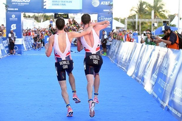 Triatlon Dünya Serisi: Atlet Alistair yarışı bıraktı kardeşini taşıdı