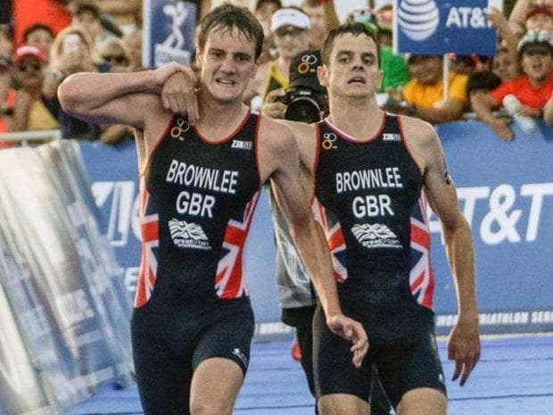 Triatlon Dünya Serisi: Atlet Alistair yarışı bıraktı kardeşini taşıdı