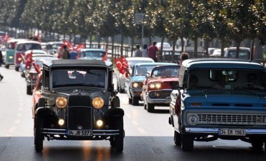 Köprüde Türk bayraklarıyla “Cumhuriyet Her Yerde” konvoyu