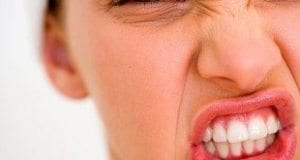 Diş gıcırdatma neden kaynaklanır? Tedavisi var mıdır?