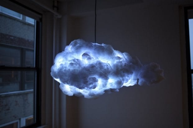 Tasarımcı Richard Clarkson, yerden birkaç santimetre yüksekte salınan ve müziğin ritmine göre ışıkları yanıp sönen, fırtına bulutu şeklinde bluetooth hoparlör tasarladı.