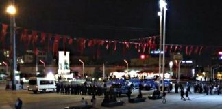 Gezi Parkı'na taş döşeme işi için kalabalık bir zabıta ordusunun Taksim Meydanı'na konuşlandırılması sosyal medyada tepki çekti.