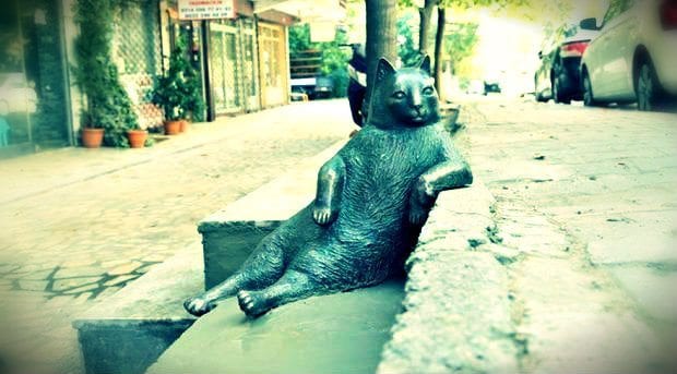 Oturuşu dünyaca meşhur olan Kadıköy'ün bıçkın kedisi Tombili'nin heykeli İstanbul'un Kadıköy ilçesinde açıldı.