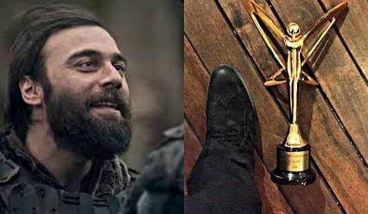 Diriliş Ertuğrul dizisi oyuncusu Altın Kelebek ödülünü yere attı