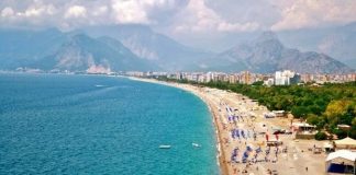 Konyaaltı Plajı, 29 yıllığına bir şirket tarafından işletilecek. Antalya'da 6 kilometre uzunluğundaki dünyaca ünlü sahile 130 milyon TL yatırım yapılacak.