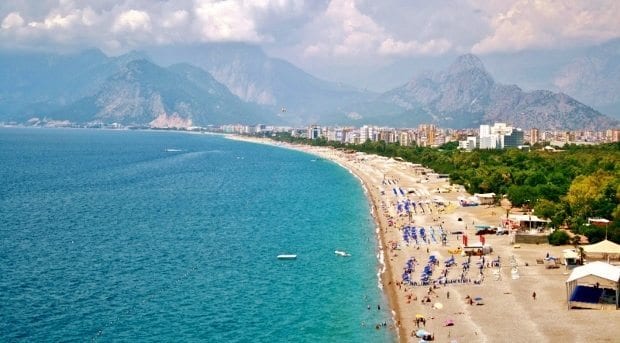 Konyaaltı Plajı, 29 yıllığına bir şirket tarafından işletilecek. Antalya'da 6 kilometre uzunluğundaki dünyaca ünlü sahile 130 milyon TL yatırım yapılacak.