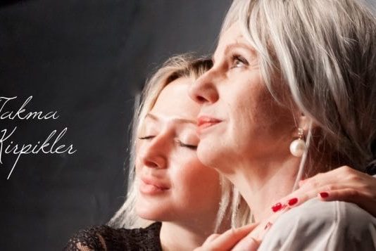 Tiyatro kokan bir oyun: Takma Kirpikler