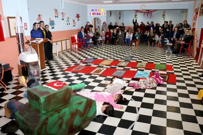 Anaokulunda 15 Temmuz tiyatrosu: Çocuklar tankların altına yattı