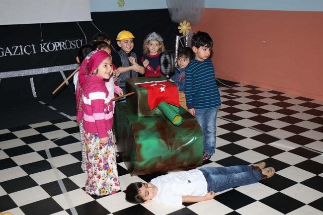 Anaokulunda 15 Temmuz tiyatrosu: Çocuklar tankların altına yattı