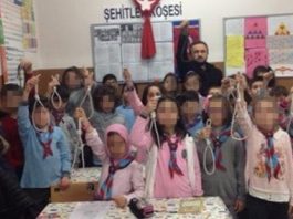 Öğretmen öğrencilerine idam ipi dağıttı