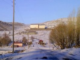 Orda bir köy okulu var uzakta