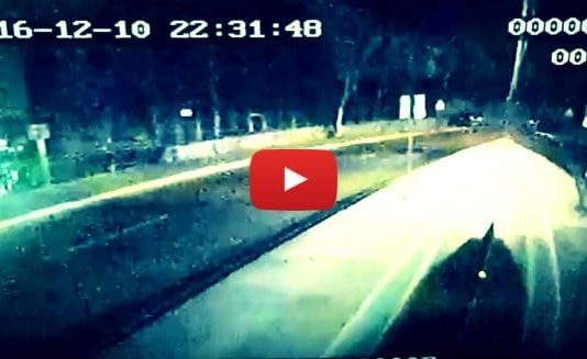 Beşiktaş Vodafone Arena'nın Maçka Parkı girişi tarafındaki canlı bombanın kendini patlatma anı bir polis aracının mobil kamerasında saniye saniye kaydedildi.