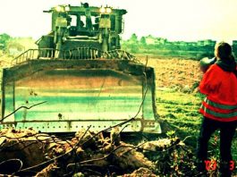 Gazze'de İsrail dozerleri bir Filistinli'nin evini yıkmak istediğinde Amerikalı barış eylemcisi Rachel Corrie bedenini siper etmişti.