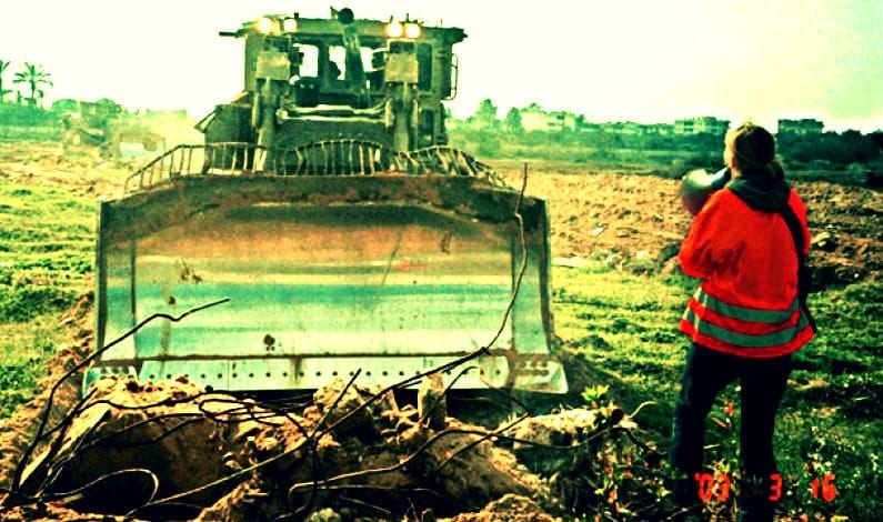 Gazze'de İsrail dozerleri bir Filistinli'nin evini yıkmak istediğinde Amerikalı barış eylemcisi Rachel Corrie bedenini siper etmişti.