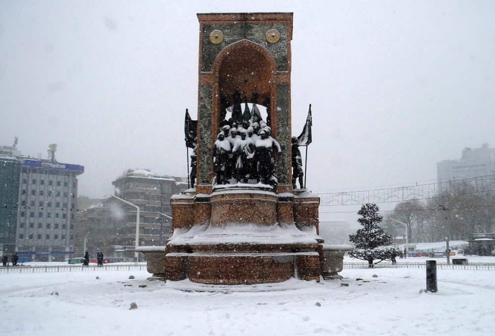 İstanbul'dan sıra dışı kar manzaraları