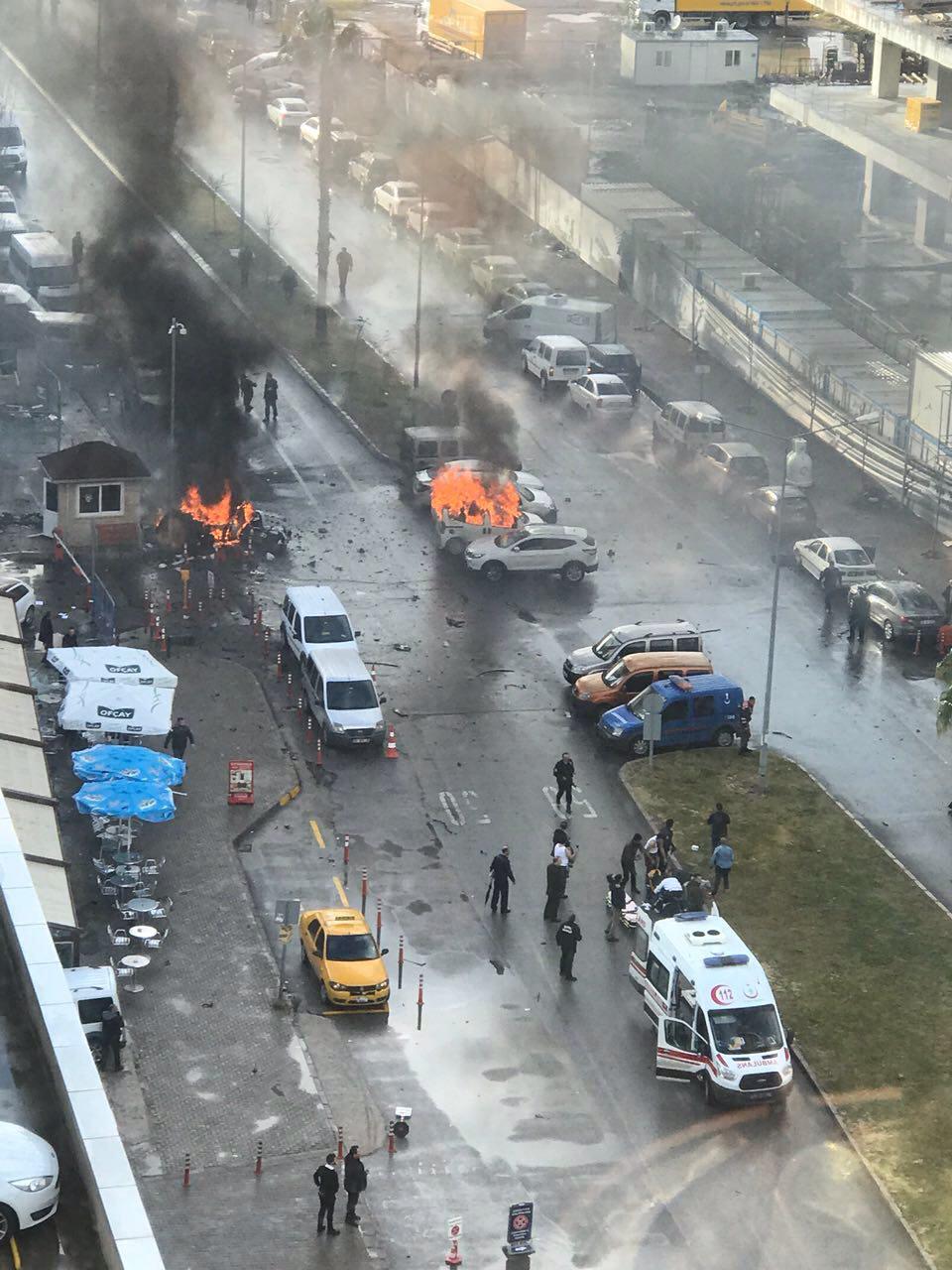 Video: İzmir Adliyesi'ne bombalı terör saldırısı düzenlendi. 2 polis memuru şehit oldu, 10 yaralı var. 2 terörist etkisiz hale getirildi.