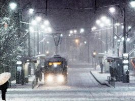 Karlar düşer, düşer düşer gülerim