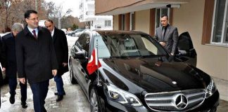 Kırıkkale Valisi Mehmet İlker Haktankaçmaz, servis araçlarının bozulması sonucu okula gidemeyeceğini belirten 6. sınıf öğrencisi Sabri Buğra Uyaroğlu'nu evinden alıp makam aracıyla okula götürdü.