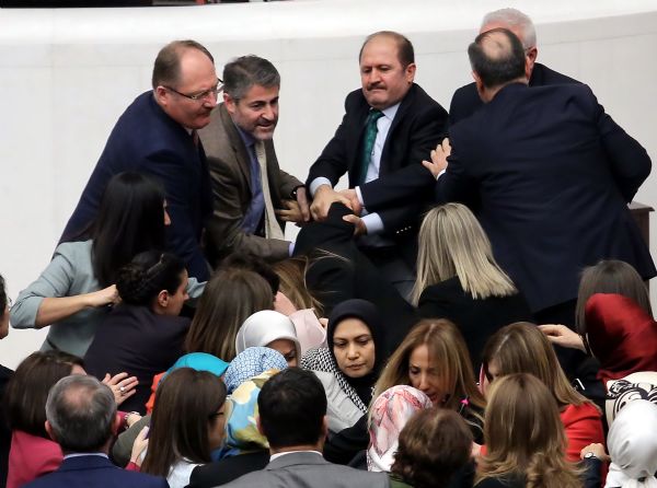 meclis kadın milletvekilleri kavga aylin nazlıaka şafak pavey pervin buldan gökçen özdoğan enç