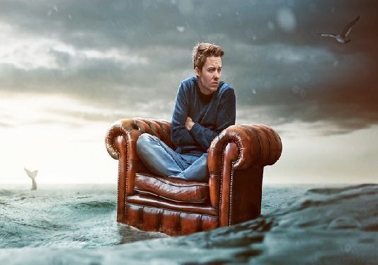 Yalnızlığı kabullenememek, varmış gibi yaşamaya devam etmek