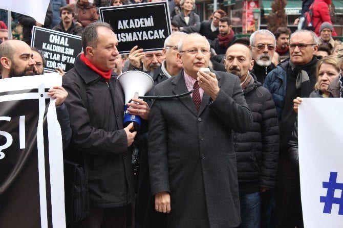 Anadolu Üniversitesi'nde KHK protestosu CHP Eskişehir Milletvekili Utku Çakırözer