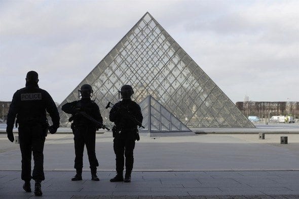 Paris Louvre Müzesi'ne saldırı girişimi