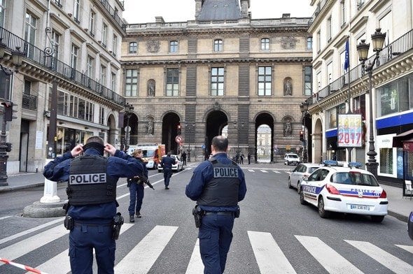 Paris Louvre Müzesi'ne saldırı girişimi