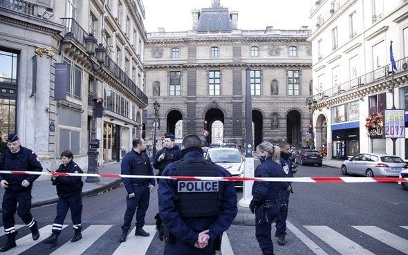 Paris Louvre Müzesi'ne saldırı girişimi