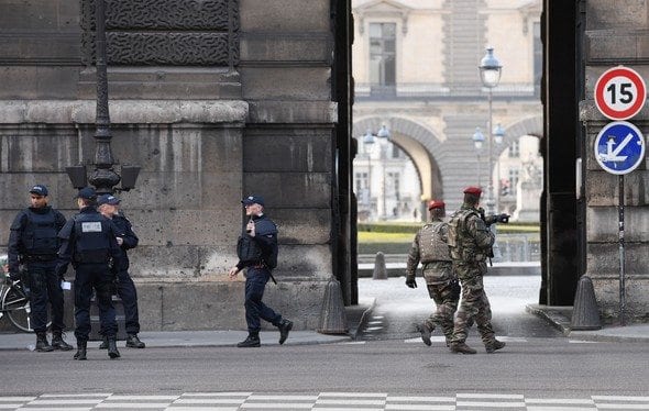 Paris Louvre Müzesi'ne saldırı girişimi