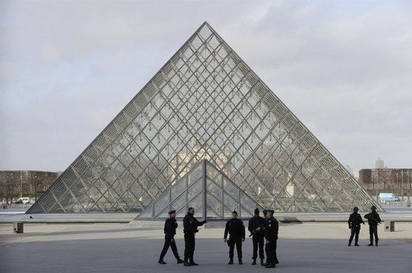 Paris Louvre Müzesi'ne saldırı girişimi