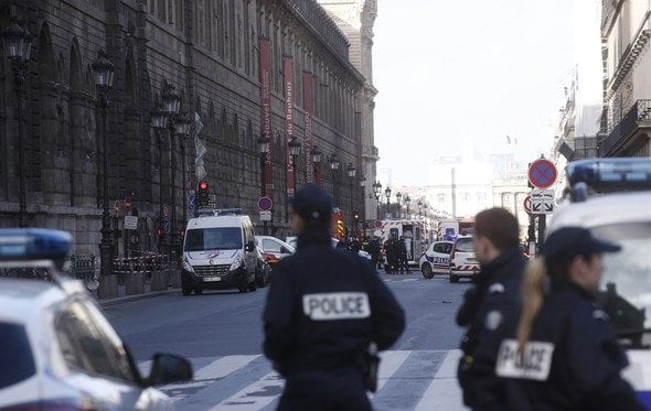 Paris Louvre Müzesi'ne saldırı girişimi