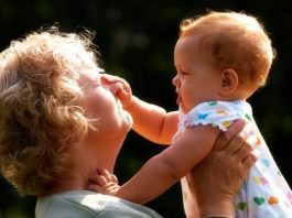 Torununa bakan büyükanneler maaşa bağlanıyor