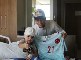 Milli futbolcu Emre Mor'dan minik kahramanlara ziyaret