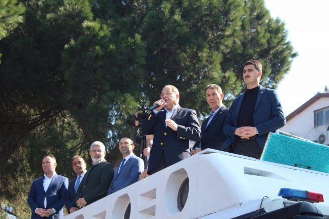 Sağlık Bakanı Recep Akdağ'ın Ordu'nun Ünye ilçesinde yaptığı "Evet" mitingine katılımın çok az olması dikkat çekti.