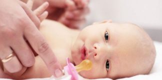 Bebeklerde emzik kullanımı nasıl olmalı? Zararları var mı?