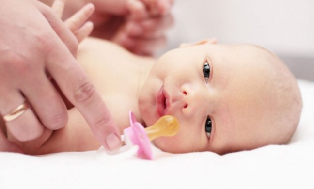 Bebeklerde emzik kullanımı nasıl olmalı? Zararları var mı?