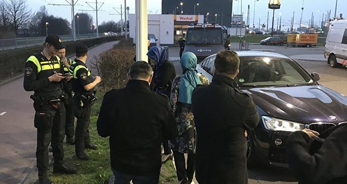 Aile Bakanı Fatma Betül Sayan Kaya, Hollanda'nın Rotterdam kentinde Hollanda polisi tarafından nasıl gözaltına alındığını ve nasıl sınır dışı edildiğini anlattı.