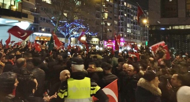 hollanda rotterdam türkler protesto ediyor çavuşoğlu
