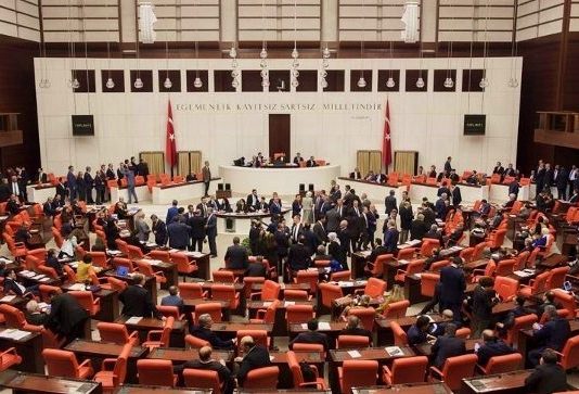 Referandum anayasasında 18 yaşındaki gençlerin milletvekili seçilmesi