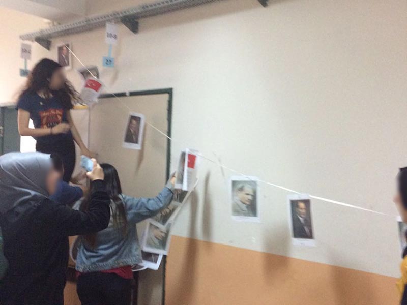 Atatürk fotoğraflarının indirilmesine isyan eden liseliler