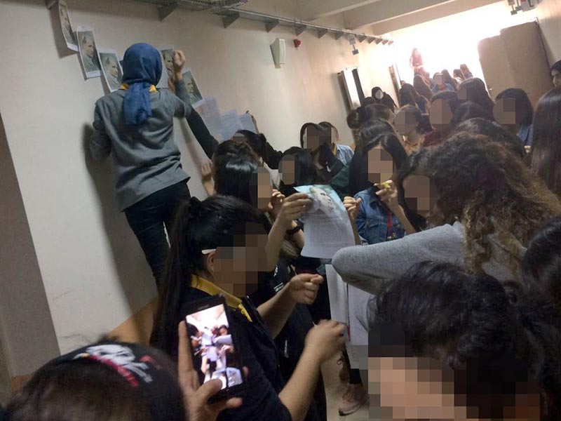 Öğrenciler bu durumu önce okulun her yerine Atatürk fotoğrafları asarak, sonra da ‘Mustafa Kemal’in askerleriyiz’ sloganları atarak protesto etti.