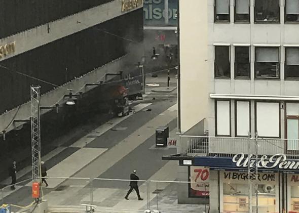 stockholm isveç kamyon saldırısı fotoğraflar